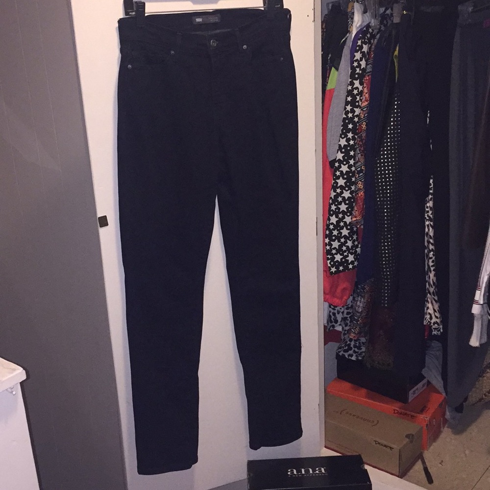 Black Levi’s Perfectly Slimming 512” Skinny Leg